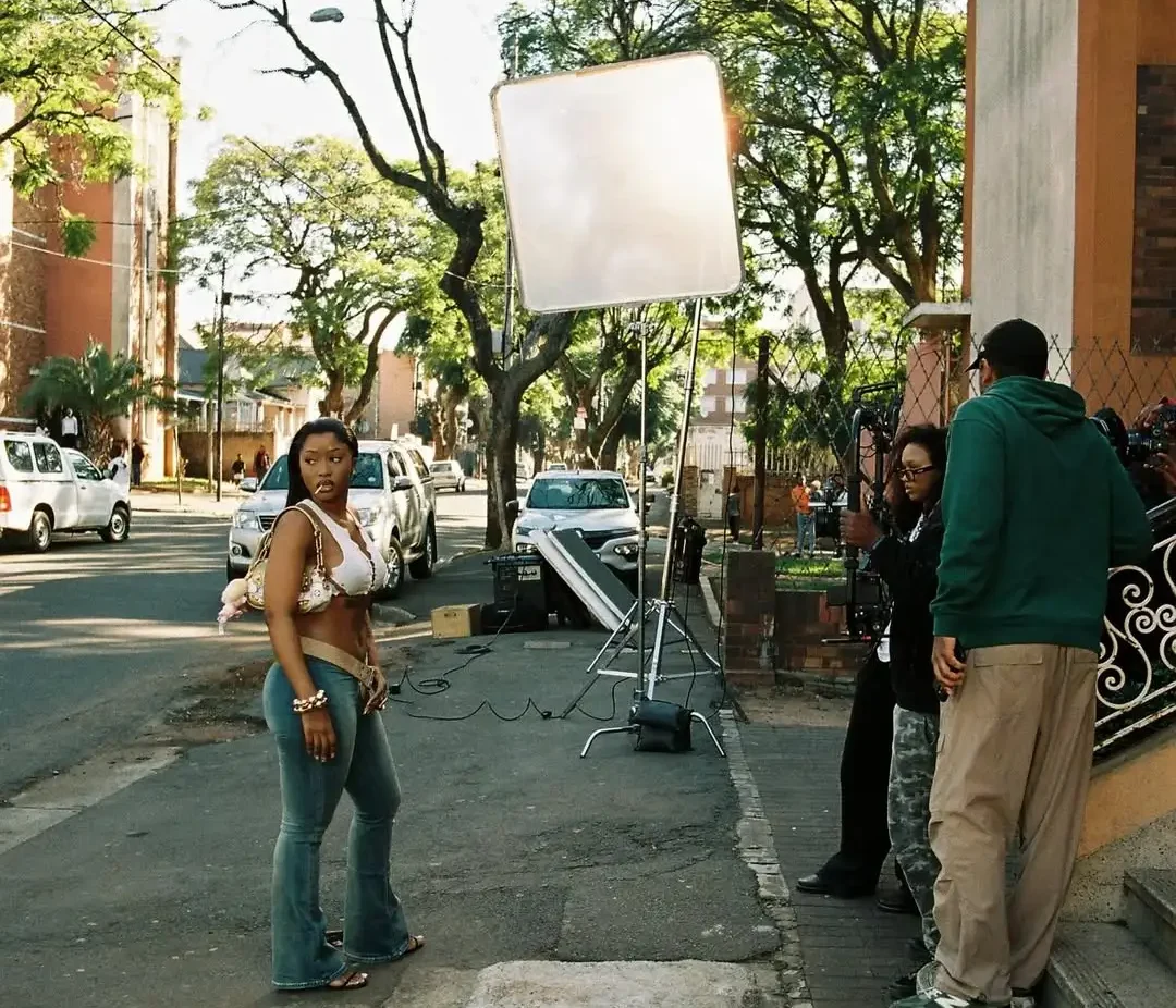 the Amapiano visual aesthetic reflected in tghe music video of Zenzele by Uncle Waffles
